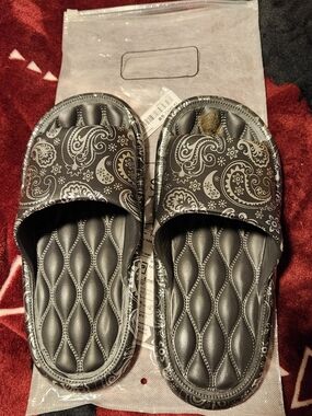 BRAND NEW BLACK PAISLEY SLIDES SIZE 8